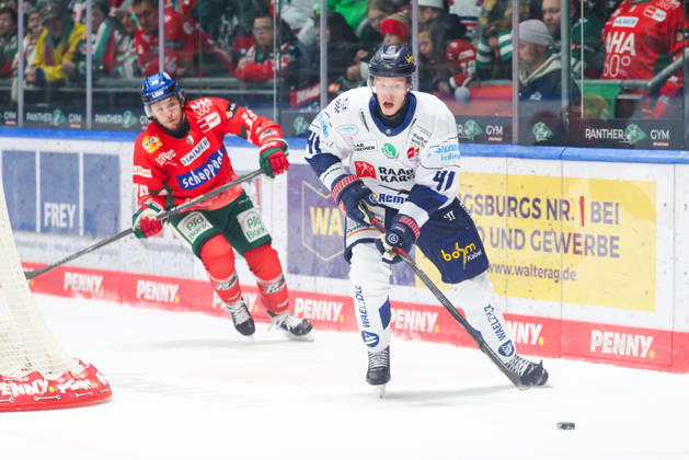 Maximilian Eisenmenger 41, Iserlohn Roosters in the background Anthony Louis 18, Augsburger Panther at the match between Augsburger Panther v Iserlohn Roosters, Ice Hockey, Men, Penny DEL, 2025 2026, Matchday 37 on 06 01 2026 in Augsburg, Curt Frenzel Stadion Bayern Germany
