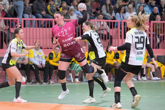 Gabriela Clausson Bitolo TusSies Metzingen, 22 vs Kaja Kamp Nielsen BVB Borussia Dortmund Handball, 21 TusSies Metzingen vs BVB Borussia Dortmund Handball, Handball, Alsco HBF, 12 League Matchday, Season 2025 2026, 07 01 2026 TusSies Metzingen vs BVB Borussia Dortmund Handball, Handball, Alsco HBF, 12 League Matchday, Season 2025 2026, 07 01 2026 Tuebingen Copyright: xEibner-Pressefoto TobiasxBaurx EP_TBR
