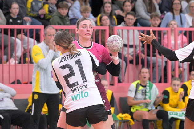 Gabriela Clausson Bitolo TusSies Metzingen, 22 vs Kaja Kamp Nielsen BVB Borussia Dortmund Handball, 21 TusSies Metzingen vs BVB Borussia Dortmund Handball, Handball, Alsco HBF, 12 League Matchday, Season 2025 2026, 07 01 2026 TusSies Metzingen vs BVB Borussia Dortmund Handball, Handball, Alsco HBF, 12 League Matchday, Season 2025 2026, 07 01 2026 Tuebingen Copyright: xEibner-Pressefoto TobiasxBaurx EP_TBR