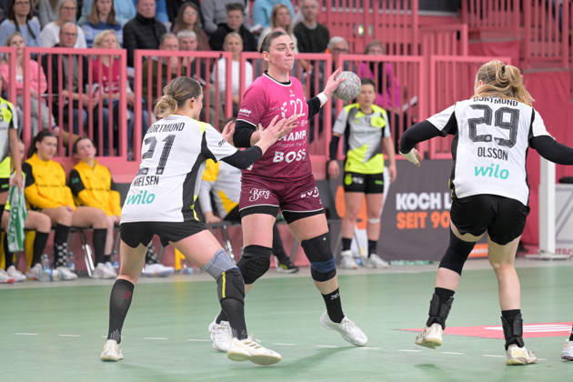 Gabriela Clausson Bitolo TusSies Metzingen, 22 vs Kaja Kamp Nielsen BVB Borussia Dortmund Handball, 21 and Emma Olsson BVB Borussia Dortmund Handball, 29 TusSies Metzingen vs BVB Borussia Dortmund Handball, Handball, Alsco HBF, 12 League Matchday, Season 2025 2026, 07 01 2026 TusSies Metzingen vs BVB Borussia Dortmund Handball, Handball, Alsco HBF, 12 League Matchday, Season 2025 2026, 07 01 2026 Tuebingen Copyright: xEibner-Pressefoto TobiasxBaurx EP_TBR