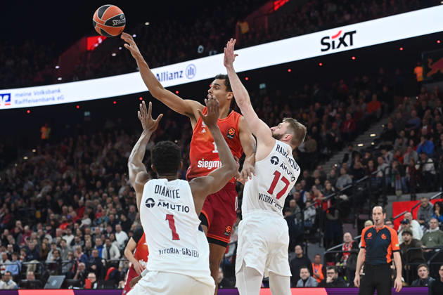 Oscar DA SILVA FCB , action,duel against Gytis RADZEVICIUS Kosner,right and Mamadi DIAKITE Kosner Basketball Euro League,season 2025 2026, FC Bayern Muenchen Kosner Baskonia on 07 01 2026 , S A P G A R D EN