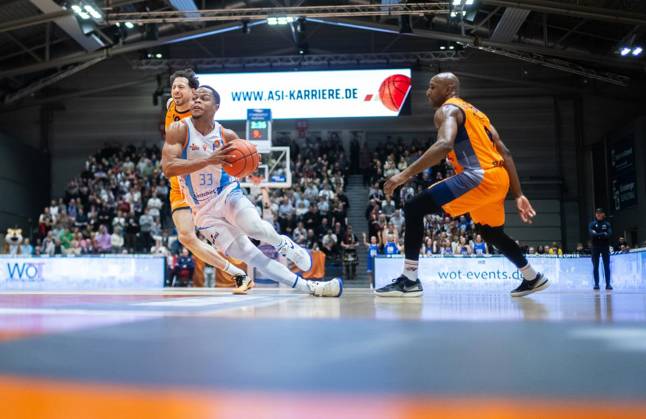 BASKETBALL EASYCREDIT BBL 15 GAME DAY SCIENCE CITY JENA ROSTOCK SEAWOLVES FOR EDITORIAL PURPOSES ONLY p 08 01 2026 Jena Basketball easyCredit BBL 1 Basketball Bundesliga Season 2025 2026 15 Matchday Sparkassen Arena Science City Jena ROSTOCK SEAWOLVES in photo Eric Washington 33 Science City Jena in duel with in duel with Sid Marlon Theis 19 Rostock Seawolves and DeAndre Lansdowne 9 Rostock Seawolves Germany Thueringen Jena Copyright SaschaxFromm Copyright: SaschaxFromm doc841sr6czgxf1e3m7xrws ,EDITORIAL USE ONLY Copyright: SaschaxFromm