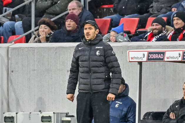Julian Schuster SC Freiburg, Coach with emotion GER, SC Freiburg Hamburger SV, Football, Bundesliga, Matchday 16, Season 2025 2026, 10 01 2026 DFL DFB REGULATIONS PROHIBIT ANY USE OF PHOTOGRAPHS AS IMAGE SEQUENCES AND OR QUASI VIDEO GER, SC Freiburg Hamburger SV, Football, Bundesliga, Matchday 16, Season 2025 2026, 10 01 2026 Freiburg Copyright: xEibner-Pressefoto ThomasxHessx EP_THS
