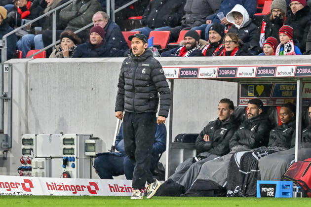 Julian Schuster SC Freiburg, Coach with emotion GER, SC Freiburg Hamburger SV, Football, Bundesliga, Matchday 16, Season 2025 2026, 10 01 2026 DFL DFB REGULATIONS PROHIBIT ANY USE OF PHOTOGRAPHS AS IMAGE SEQUENCES AND OR QUASI VIDEO GER, SC Freiburg Hamburger SV, Football, Bundesliga, Matchday 16, Season 2025 2026, 10 01 2026 Freiburg Copyright: xEibner-Pressefoto ThomasxHessx EP_THS