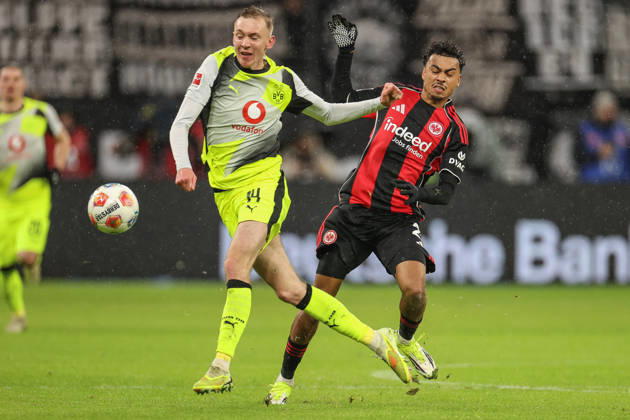 Maximilian Beier Borussia Dortmund, 14 in duel with Nathaniel Brown Eintracht Frankfurt, 21 , GER, Eintracht Frankfurt vs Borussia Dortmund, 1 Bundesliga, Matchday 16, 2025 2026, 09 01 2026, DFL REGULATES PROHIBIT ANY USE OF PHOTOGRAPHS AS IMAGE SEQUENCES AND OR QUASI VIDEO, GER, Eintracht Frankfurt vs Borussia Dortmund, 1 Bundesliga, Matchday 16, 2025 2026, 09 01 2026 Frankfurt Copyright: xEibner-Pressefoto JanxPrihodax EP_JPA