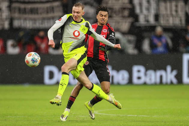 Maximilian Beier Borussia Dortmund, 14 in duel with Nathaniel Brown Eintracht Frankfurt, 21 , GER, Eintracht Frankfurt vs Borussia Dortmund, 1 Bundesliga, Matchday 16, 2025 2026, 09 01 2026, DFL REGULATES PROHIBIT ANY USE OF PHOTOGRAPHS AS IMAGE SEQUENCES AND OR QUASI VIDEO, GER, Eintracht Frankfurt vs Borussia Dortmund, 1 Bundesliga, Matchday 16, 2025 2026, 09 01 2026 Frankfurt Copyright: xEibner-Pressefoto JanxPrihodax EP_JPA