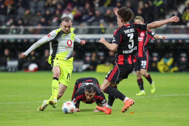 Maximilian Beier Borussia Dortmund, 14 in duel with Arthur Theate Eintracht Frankfurt, 03 and Robin Koch Eintracht Frankfurt, 04 , GER, Eintracht Frankfurt vs Borussia Dortmund, 1 Bundesliga, Matchday 16, 2025 2026, 09 01 2026, DFL REGULATES PROHIBIT ANY USE OF PHOTOGRAPHS AS IMAGE SEQUENCES AND OR QUASI VIDEO, GER, Eintracht Frankfurt vs Borussia Dortmund, 1 Bundesliga, 16 Matchday, 2025 2026, 09 01 2026 Frankfurt Copyright: xEibner-Pressefoto JanxPrihodax EP_JPA