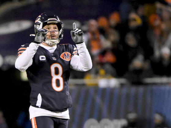 Chicago Bears place kicker Cairo Santos (8) celebrates a fourth quarter field goal against the Green Bay Packers during an NFL, American Football Herren, USA wild-card playoff football game at Soldier Field in Chicago on Saturday, January 10, 2026. The Bears defeated the Packers 31-27 and advance to the division finals next week.  CHI20260110207 MARKxBLACK