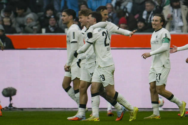 Joe Scally Moenchengladbach 29 cheers with the team after scoring the 1 0 goal 11 01 2026 Soccer Borussia Moenchengladbach vs FC Augsburg, Borussia Park, Moenchengladbach, DFB DFL REGULATIONS PROHIBIT ANY USE OF PHOTOGRAPHS AS IMAGE SEQUENCES AND OR QUASI VIDEO Copyright: xpepphotox xHorstxMauelshagenx pep00321, pep_20260111_hm_248501