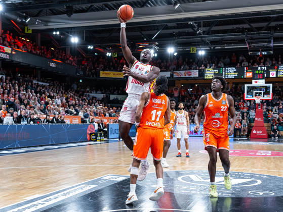 Charles Thompson Fitness First Wuerzburg Baskets, 32 on throw against Alonzo Verge Jr RASTA Vechta, 11 RASTA Vechta vs Fitness First Wuerzburg Baskets, Basketball, easyCredit Basketball Bundesliga, Matchday 15, Season 2025 2026, 11 01 2026 RASTA Vechta vs Fitness First Wuerzburg Baskets, Basketball, easyCredit Basketball Bundesliga, Matchday 15, Season 2025 2026, 11 01 2026 Vechta Copyright: xEibner-Pressefoto DamianxKruczynx EP_DKI