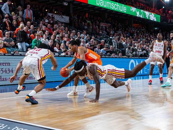 Charles Thompson Fitness First Wuerzburg Baskets, 32 shows full commitment in a duel with Davion Mintz Fitness First Wuerzburg Baskets, 10 against Alonzo Verge Jr RASTA Vechta, 11 RASTA Vechta vs Fitness First Wuerzburg Baskets, Basketball, easyCredit Basketball Bundesliga, 15 Matchday, Season 2025 2026, 11 01 2026 RASTA Vechta vs Fitness First Wuerzburg Baskets, Basketball, easyCredit Basketball Bundesliga, 15 Matchday, Season 2025 2026, 11 01 2026 Vechta Copyright: xEibner-Pressefoto DamianxKruczynx EP_DKI