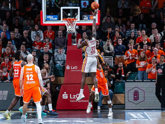 Charles Thompson Fitness First Wuerzburg Baskets, 32 throws the ball to the basket RASTA Vechta vs Fitness First Wuerzburg Baskets, Basketball, easyCredit Basketball Bundesliga, 15 Matchday, Season 2025 2026, 11 01 2026 RASTA Vechta vs Fitness First Wuerzburg Baskets, Basketball, easyCredit Basketball Bundesliga, 15 Matchday, Season 2025 2026, 11 01 2026 Vechta Copyright: xEibner-Pressefoto DamianxKruczynx EP_DKI