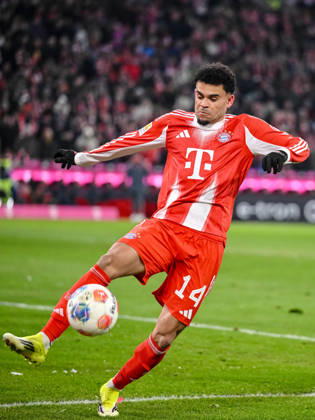 Luis Diaz FC Bayern München in action, am Ball, Einzelaktion waehrend des spiels der Bundesliga zwischen FC Bayern München und VfL Wolfsburg, Allianz Arena am 11 January 2026 in München, Germany Photo by Harry Langer DeFodi Images Luis Diaz FC Bayern München controls the Ball during the Bundesliga match between FC Bayern München and VfL Wolfsburg at Allianz Arena on January 11, 2026 in München, Germany Photo by Harry Langer DeFodi Images DFL regulations prohibit any use of photographs as image sequences and or quasi video Photo by Harry Langer DeFodi Images DFL regulations prohibit any use of photographs as image sequences and or quasi video