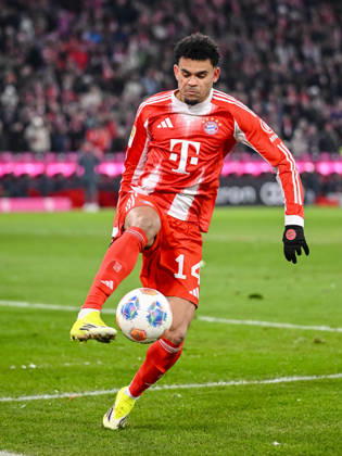Luis Diaz FC Bayern München in action, am Ball, Einzelaktion waehrend des spiels der Bundesliga zwischen FC Bayern München und VfL Wolfsburg, Allianz Arena am 11 January 2026 in München, Germany Photo by Harry Langer DeFodi Images Luis Diaz FC Bayern München controls the Ball during the Bundesliga match between FC Bayern München and VfL Wolfsburg at Allianz Arena on January 11, 2026 in München, Germany Photo by Harry Langer DeFodi Images DFL regulations prohibit any use of photographs as image sequences and or quasi video Photo by Harry Langer DeFodi Images DFL regulations prohibit any use of photographs as image sequences and or quasi video