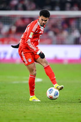 Luis Diaz FC Bayern München in action, am Ball, Einzelaktion waehrend des spiels der Bundesliga zwischen FC Bayern München und VfL Wolfsburg, Allianz Arena am 11 January 2026 in München, Germany Photo by Harry Langer DeFodi Images Luis Diaz FC Bayern München controls the Ball during the Bundesliga match between FC Bayern München and VfL Wolfsburg at Allianz Arena on January 11, 2026 in München, Germany Photo by Harry Langer DeFodi Images DFL regulations prohibit any use of photographs as image sequences and or quasi video Photo by Harry Langer DeFodi Images DFL regulations prohibit any use of photographs as image sequences and or quasi video