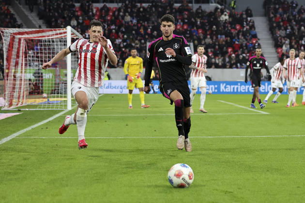 Maximilian Eggestein SC Freiburg, 08 and Daniel Elfadli Hamburger SV, 08 in a running duel , Germany, Soccer, 1 Bundesliga, Matchday 16, 2025 2026, SC Freiburg vs Hamburger SV, 10 01 2026, Freiburg im Breisgau Europa Park Stadion Germany Copyright: xGrantxHubbsx