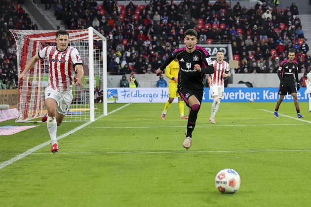 Maximilian Eggestein SC Freiburg, 08 and Daniel Elfadli Hamburger SV, 08 in a running duel , Germany, Soccer, 1 Bundesliga, Matchday 16, 2025 2026, SC Freiburg vs Hamburger SV, 10 01 2026, Freiburg im Breisgau Europa Park Stadion Germany Copyright: xGrantxHubbsx