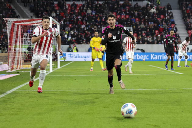 Maximilian Eggestein SC Freiburg, 08 and Daniel Elfadli Hamburger SV, 08 in a running duel , Germany, Soccer, 1 Bundesliga, Matchday 16, 2025 2026, SC Freiburg vs Hamburger SV, 10 01 2026, Freiburg im Breisgau Europa Park Stadion Germany Copyright: xGrantxHubbsx