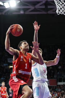 Oscar da Silva FC Bayern Basketball, 01 with ball at the basket, with Alijah Comithier Telekom Baskets Bonn, 02 , GER, FC Bayern Basketball vs Telekom Baskets Bonn, Basketball, easycredit Basketball Bundesliga, Matchday 15, Season 2025 2026, 11 01 2026, GER, FC Bayern Basketball vs Telekom Baskets Bonn, Basketball, easycredit Basketball Bundesliga, Matchday 15, Season 2025 2026, 11 01 2026 Muenchen Copyright: xEibner-Pressefoto JennixMaulx EP_JML