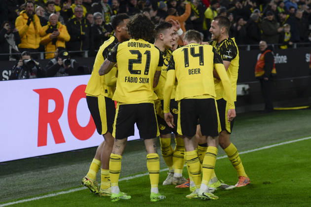 Nico Schlotterbeck Dortmund 4 cheers with the team after scoring the 1 0 goal 13 01 2026 Soccer Borussia Dortmund vs SV Werder Bremen , Signal Iduna Park, Dortmund, DFB DFL REGULATIONS PROHIBIT ANY USE OF PHOTOGRAPHS AS IMAGE SEQUENCES AND OR QUASI VIDEO Copyright: xpepphotox xHorstxMauelshagenx pep00321, pep_20260113_hm_249786