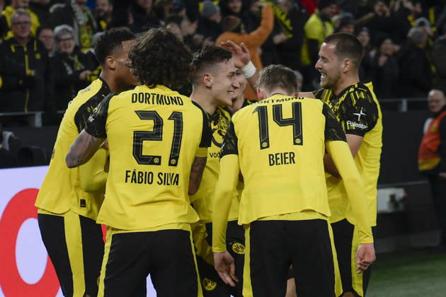 Nico Schlotterbeck Dortmund 4 cheers with the team after scoring the 1 0 goal 13 01 2026 Soccer Borussia Dortmund vs SV Werder Bremen , Signal Iduna Park, Dortmund, DFB DFL REGULATIONS PROHIBIT ANY USE OF PHOTOGRAPHS AS IMAGE SEQUENCES AND OR QUASI VIDEO Copyright: xpepphotox xHorstxMauelshagenx pep00321, pep_20260113_hm_249786