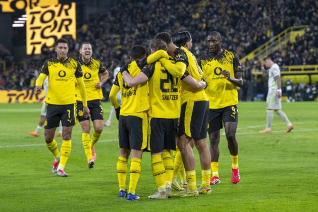 13 01 2026 Football Borussia Dortmund SV Werder Bremen, Matchday 17 at Signal Iduna Park Dortmund players cheer after scoring the 2-0 goal IMPORTANT NOTE In accordance with the regulations of the DFL and the DFB, it is prohibited to use or have used photographs taken in the stadium and or of the match in the form of sequential images and or video-like photo series Copyright: xDavidxInderliedx