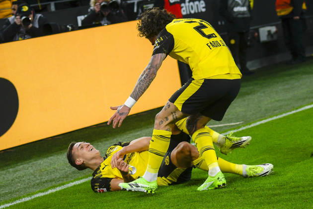 Nico Schlotterbeck Dortmund 4 celebrates after scoring 1 0 with Fabio Silva Dortmund 21 13 01 2026 Soccer Borussia Dortmund vs SV Werder Bremen , Signal Iduna Park, Dortmund, DFB DFL REGULATIONS PROHIBIT ANY USE OF PHOTOGRAPHS AS IMAGE SEQUENCES AND OR QUASI VIDEO Copyright: xpepphotox xHorstxMauelshagenx pep00321, pep_20260113_hm_249768