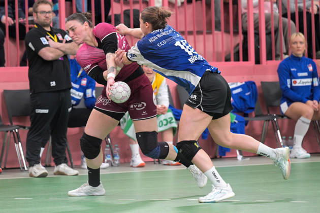 Gabriela Clausson Bitolo TusSies Metzingen, 22 vs Maxi Muehlner HSG Blomberg Lippe, 10 TusSies Metzingen vs HSG Blomberg Lippe, Handball, Alsco HBF, 13 League matchday, 2025 2026 season, 14 01 2026 TusSies Metzingen vs HSG Blomberg Lippe, Handball, Alsco HBF, 13 League matchday, 2025 2026 season, 14 01 2026 Tuebingen Copyright: xEibner-Pressefoto TobiasxBaurx EP_TBR