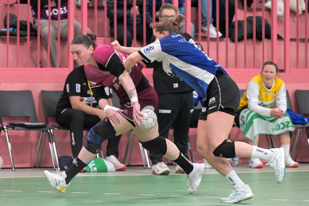 Gabriela Clausson Bitolo TusSies Metzingen, 22 vs Maxi Muehlner HSG Blomberg Lippe, 10 TusSies Metzingen vs HSG Blomberg Lippe, Handball, Alsco HBF, 13 League matchday, 2025 2026 season, 14 01 2026 TusSies Metzingen vs HSG Blomberg Lippe, Handball, Alsco HBF, 13 League matchday, 2025 2026 season, 14 01 2026 Tuebingen Copyright: xEibner-Pressefoto TobiasxBaurx EP_TBR