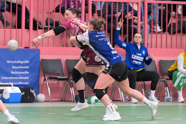 Gabriela Clausson Bitolo TusSies Metzingen, 22 vs Maxi Muehlner HSG Blomberg Lippe, 10 TusSies Metzingen vs HSG Blomberg Lippe, Handball, Alsco HBF, 13 League matchday, 2025 2026 season, 14 01 2026 TusSies Metzingen vs HSG Blomberg Lippe, Handball, Alsco HBF, 13 League matchday, 2025 2026 season, 14 01 2026 Tuebingen Copyright: xEibner-Pressefoto TobiasxBaurx EP_TBR