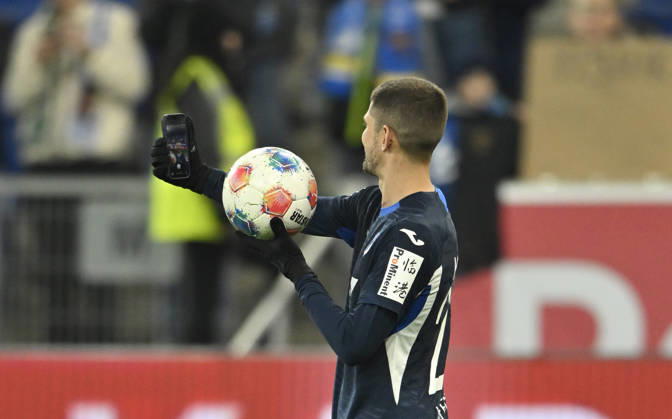 after the end of the match final cheers, joy, happiness, jubilation Andrej Kramaric TSG 1899 Hoffenheim 27 with match ball Selfie Smartphone TSG 1899 Hoffenheim vs Borussia Moenchengladbach BMG 14 01 2026 DFL REGULATIONS PROHIBIT ANY USE OF PHOTOGRAPHS AS IMAGE SEQUENCES AND OR QUASI VIDEO TSG 1899 Hoffenheim vs Borussia Moenchengladbach BMG Sinsheim Copyright: xEibner-Pressefotox EP_MWI