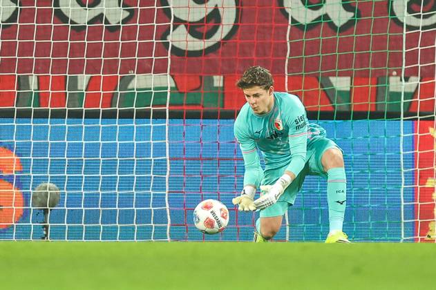 Goalkeeper action by Finn Dahmen 1 FC Augsburg , FC Augsburg vs 1 FC Union Berlin, Football, 1 Bundesliga, 17 Matchday, 15 01 2026 DFB regulations prohibit any use of photographs as image sequences and or quasi video Augsburg Bayern Germany Copyright: xkolbert-press ChristianxKolbertx