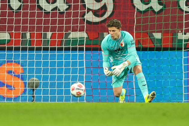 Goalkeeper action by Finn Dahmen 1 FC Augsburg , FC Augsburg vs 1 FC Union Berlin, Football, 1 Bundesliga, 17 Matchday, 15 01 2026 DFB regulations prohibit any use of photographs as image sequences and or quasi video Augsburg Bayern Germany Copyright: xkolbert-press ChristianxKolbertx