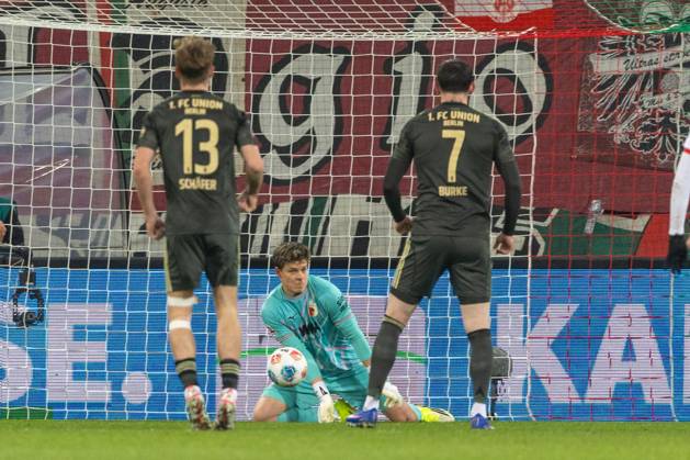 Goalkeeper Finn Dahmen FC Augsburg in action, FC Augsburg vs 1 FC Union Berlin, Soccer, 1 Bundesliga, 17 Matchday, 15 01 2026 DFB regulations prohibit any use of photographs as image sequences and or quasi video Copyright: xkolbert-press PeterxFastlx