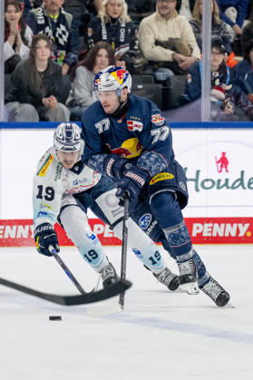 Battle for the puck duel between Niklas Postel Dresdner Eisloewen, 19 and Adam Brooks EHC Red Bull Muenchen, 77 GER, EHC Red Bull Muenchen vs Dresdner Eisloewen, Ice Hockey, DEL, 40 Matchday, Season 2025 2026, 16 01 2026 GER, EHC Red Bull Muenchen vs Dresdner Eisloewen, Ice Hockey, DEL, 40 Matchday, Season 2025 2026, 16 01 2026 Muenchen Copyright: xEibner-Pressefoto HeikexFeinerx EP_HFR