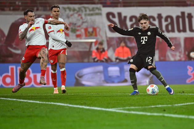 Soccer I Men I Season 2025 2026 I Bundesliga I Matchday 18 I RB Leipzig FC Bayern Munich I 17 01 2026 Goal kick Lennart Karl 42, FC Bayern Munich r , David Raum 22, RB Leipzig l tries to jump in between Leipzig Red Bull Arena Saxony Germany Copyright: xLobeca InesxHähnelx