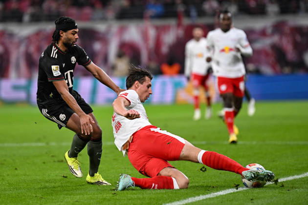 Soccer I Men I Season 2025 2026 I Bundesliga I Matchday 18 I RB Leipzig FC Bayern Munich I 17 01 2026 Tackle Serge Gnabry 7, FC Bayern Munich and Willi Orban 4, RB Leipzig , who scrapes the ball off the line Leipzig Red Bull Arena Saxony Germany Copyright: xLobeca InesxHähnelx