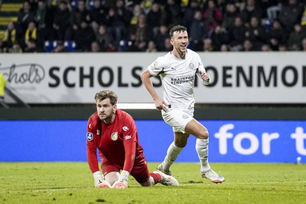 SITTARD - Fortuna Sittard goalkeeper Mattijs Branderhorst and Ivan Perisic of PSV Eindhoven react after the 2-1 goal during the Dutch Eredivisie match between Fortuna Sittard and PSV at the Fortuna Sittard Stadium on January 17, 2025, in Sittard, Netherlands. TOBIAS KLEUVER ANP Eredivisie 2025-2026 xVIxANPxSportx xxANPxIVx 547801886 originalFilename: 547801886
