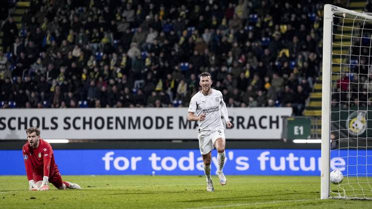 SITTARD - Fortuna Sittard goalkeeper Mattijs Branderhorst and Ivan Perisic of PSV Eindhoven react after the 2-1 goal during the Dutch Eredivisie match between Fortuna Sittard and PSV at the Fortuna Sittard Stadium on January 17, 2025, in Sittard, Netherlands. TOBIAS KLEUVER ANP Eredivisie 2025-2026 xVIxANPxSportx xxANPxIVx 547801902 originalFilename: 547801902