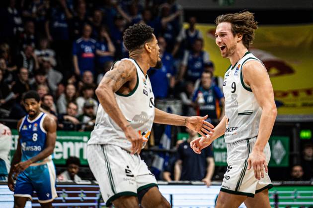 Marco Hollersbacher Gladiators Trier cheers with Urald King Gladiators Trier , Vet Concept Gladiators Trier vs Skyliners Frankfurt, Basketball, easyCredit BBL, Matchday 16, Season 2025 2026, 17 01 2026 Vet Concept Gladiators Trier vs Skyliners Frankfurt, Basketball, easyCredit BBL, Matchday 16, Season 2025 2026, 17 01 2026 Copyright: xEibner-Pressefoto AlexanderxNeisx EP_ANS