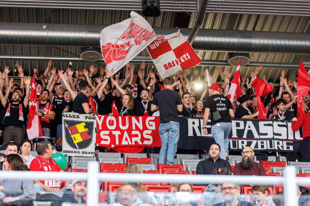 Fan, fans, spectators, cheers, cheering, positive emotions, positive emotion, BMA365 Bamberg Baskets vs Fitness First Wuerzburg Baskets, Basketball, easyCredit BBL, Matchday 16, 17 01 2026 BMA365 Bamberg Baskets vs Fitness First Wuerzburg Baskets, Basketball, easyCredit BBL, Matchday 16, 17 01 2026 Bamberg Copyright: xEibner-Pressefoto G.xSantemizx EP_EER