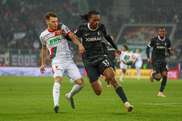 in duel, action, with Robin Fellhauer 19 FC Augsburg , Jordy Makengo 33 SC Freiburg , FC Augsburg vs SC Freiburg, Soccer, 1 Bundesliga, 18 Matchday, 18 01 2026 DFB regulations prohibit any use of photographs as image sequences and or quasi video Augsburg Bayern Germany Copyright: xkolbert-press ChristianxKolbertx