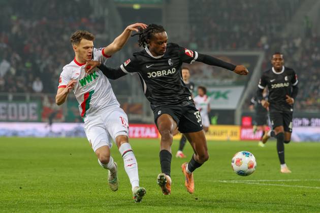 in duel, action, with Robin Fellhauer 19 FC Augsburg , Jordy Makengo 33 SC Freiburg , FC Augsburg vs SC Freiburg, Soccer, 1 Bundesliga, 18 Matchday, 18 01 2026 DFB regulations prohibit any use of photographs as image sequences and or quasi video Augsburg Bayern Germany Copyright: xkolbert-press ChristianxKolbertx