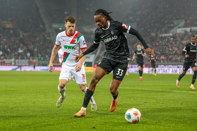 in duel, action, with Robin Fellhauer 19 FC Augsburg , Jordy Makengo 33 SC Freiburg , FC Augsburg vs SC Freiburg, Soccer, 1 Bundesliga, 18 Matchday, 18 01 2026 DFB regulations prohibit any use of photographs as image sequences and or quasi video Augsburg Bayern Germany Copyright: xkolbert-press ChristianxKolbertx