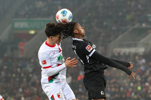 in duel, action, with Fabian Rieder 32 FC Augsburg , Johan Manzambi 44 SC Freiburg , FC Augsburg vs SC Freiburg, Soccer, 1 Bundesliga, 18 Matchday, 18 01 2026 DFB regulations prohibit any use of photographs as image sequences and or quasi video Augsburg Bayern Germany Copyright: xkolbert-press ChristianxKolbertx