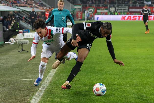 in duel, action, with Fabian Rieder 32 FC Augsburg , Johan Manzambi 44 SC Freiburg , FC Augsburg vs SC Freiburg, Football, 1 Bundesliga, 18 Matchday, 18 01 2026 DFB regulations prohibit any use of photographs as image sequences and or quasi video Augsburg Bayern Germany Copyright: xkolbert-press ChristianxKolbertx