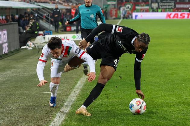 in duel, action, with Fabian Rieder 32 FC Augsburg , Johan Manzambi 44 SC Freiburg , FC Augsburg vs SC Freiburg, Football, 1 Bundesliga, 18 Matchday, 18 01 2026 DFB regulations prohibit any use of photographs as image sequences and or quasi video Augsburg Bayern Germany Copyright: xkolbert-press ChristianxKolbertx