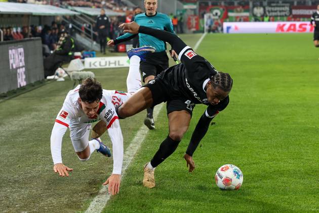 in duel, action, with Fabian Rieder 32 FC Augsburg , Johan Manzambi 44 SC Freiburg , FC Augsburg vs SC Freiburg, Football, 1 Bundesliga, 18 Matchday, 18 01 2026 DFB regulations prohibit any use of photographs as image sequences and or quasi video Augsburg Bayern Germany Copyright: xkolbert-press ChristianxKolbertx