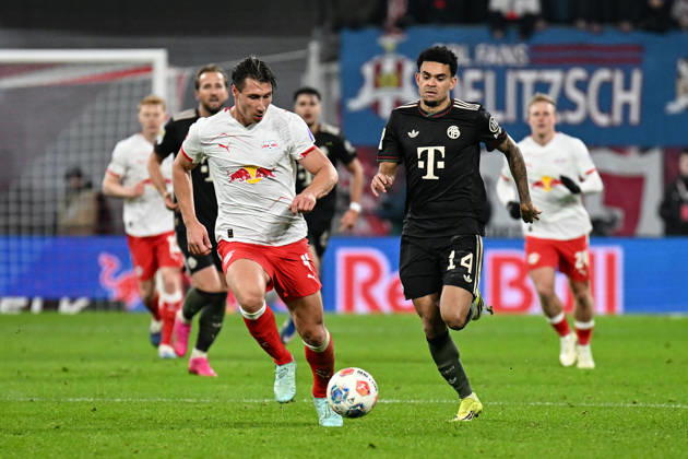 Soccer I Men I Season 2025 2026 I Bundesliga I Matchday 18 I RB Leipzig FC Bayern Munich I 17 01 2026 Duel for the ball between Willi Orban 4, RB Leipzig and Luis Diaz 14, FC Bayern Munich Leipzig Red Bull Arena Saxony Germany Copyright: xLobeca InesxHähnelx