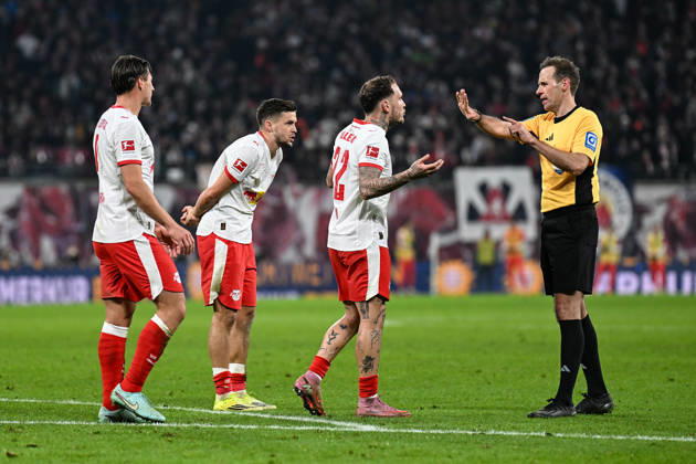 Soccer I Men I Season 2025 2026 I Bundesliga I Matchday 18 I RB Leipzig FC Bayern Munich I 17 01 2026 Willi Orban 4, RB Leipzig , Christoph Baumgartner 14, RB Leipzig , and David Raum 22, RB Leipzig protest to referee Sascha Stegemann v l n r Leipzig Red Bull Arena Saxony Germany Copyright: xLobeca InesxHähnelx